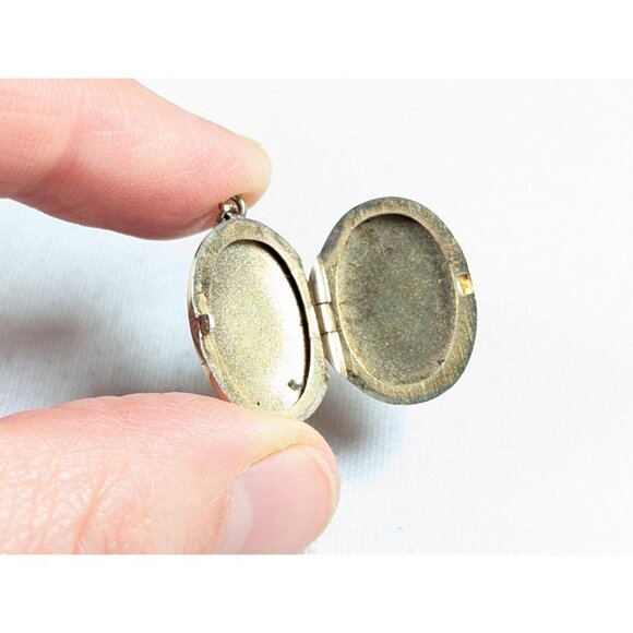 Classic oval gold plated photo locket, Gold Filled oval locket vintage picture - Picture 9 of 10